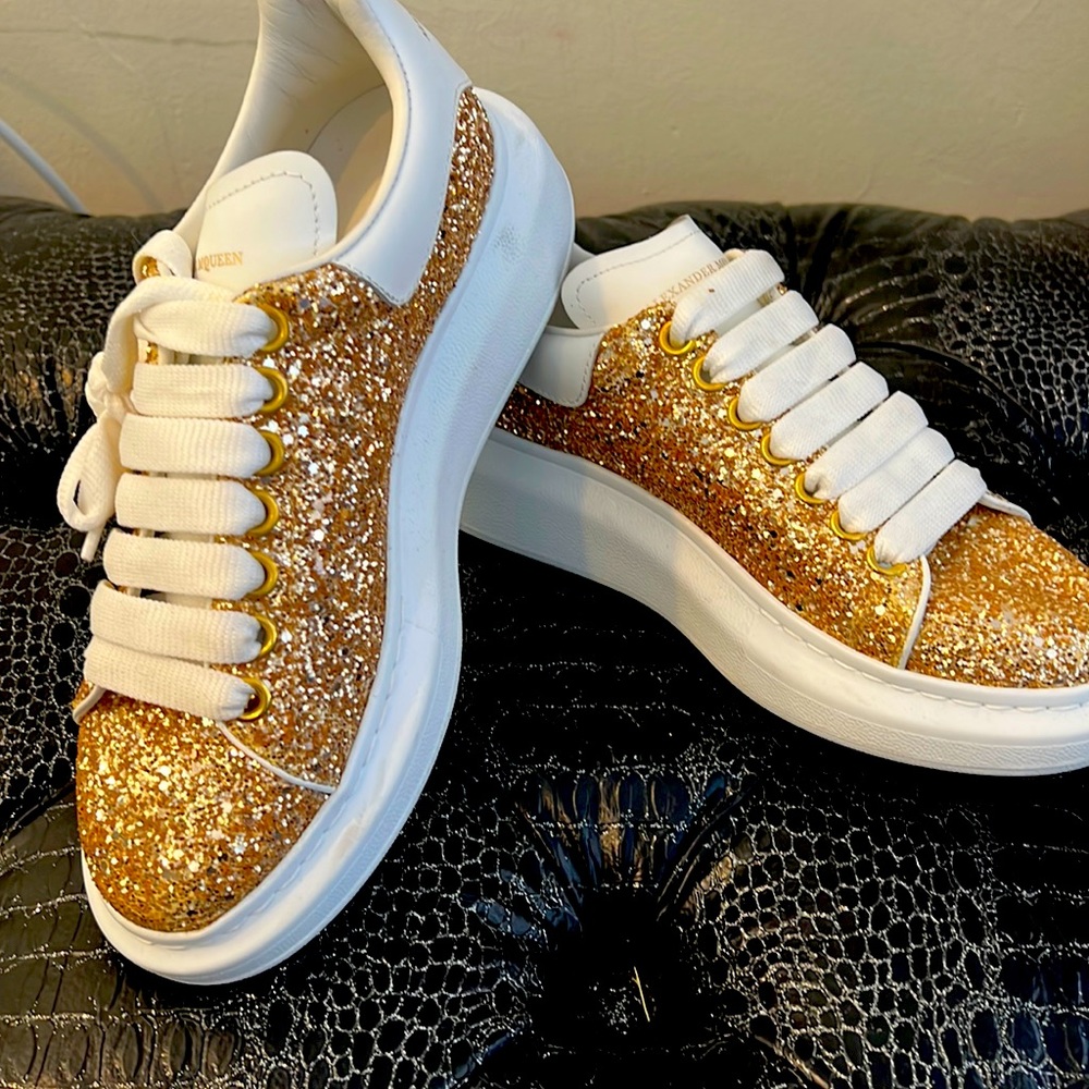 Tennis shoes